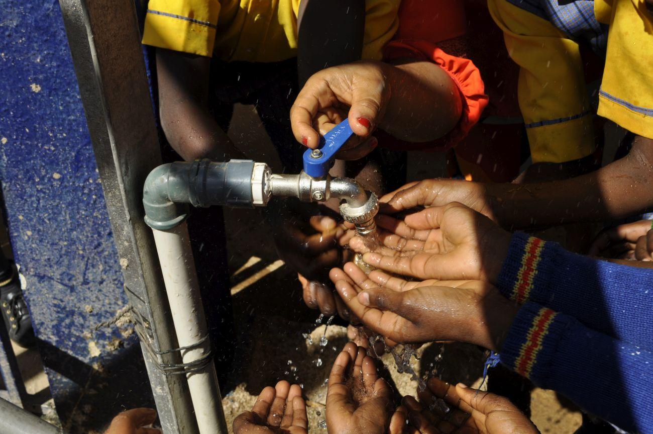 Fliessendes Wasser für afrikanische Schule