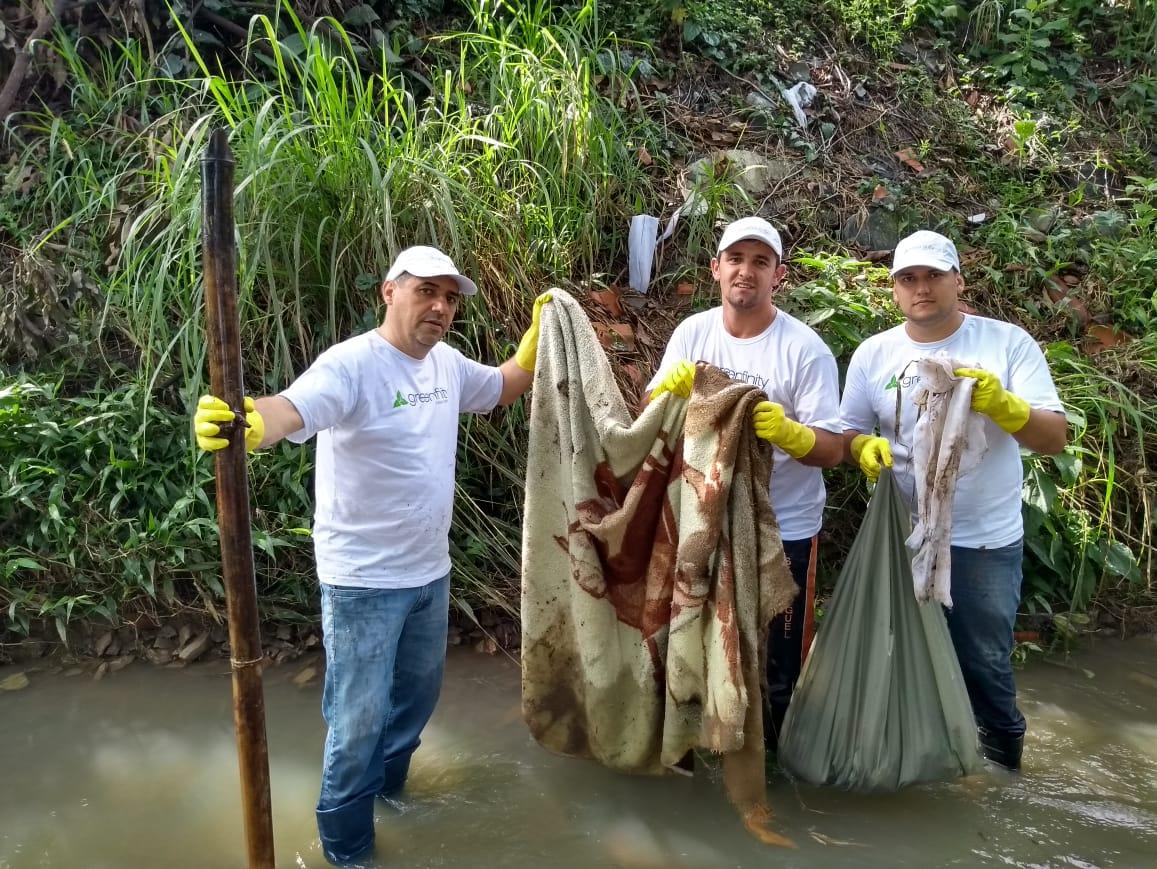 Müllsammelaktion am Ufer des Fluss Fortaleza in Blumenau