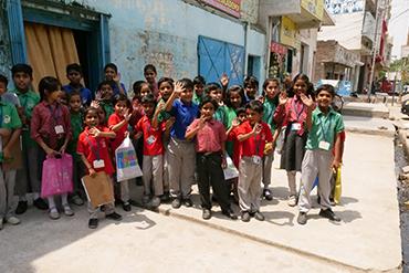 Kinder an der Dhara Children Academy, Indien