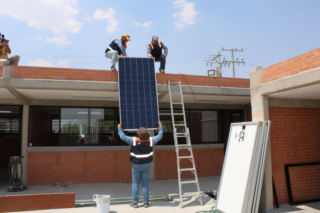 Solar power for e mexican school in the slums