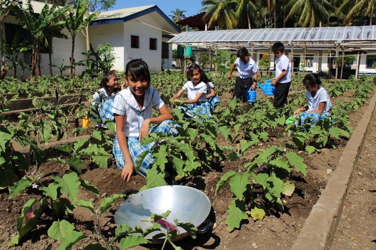 Gartenbau-Unterricht für Schüler auf den Philippinen