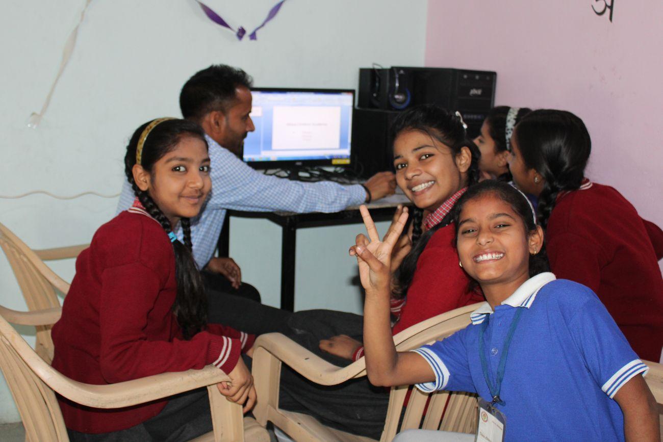 Computer und Strom für die Dhara Children Academy Indien