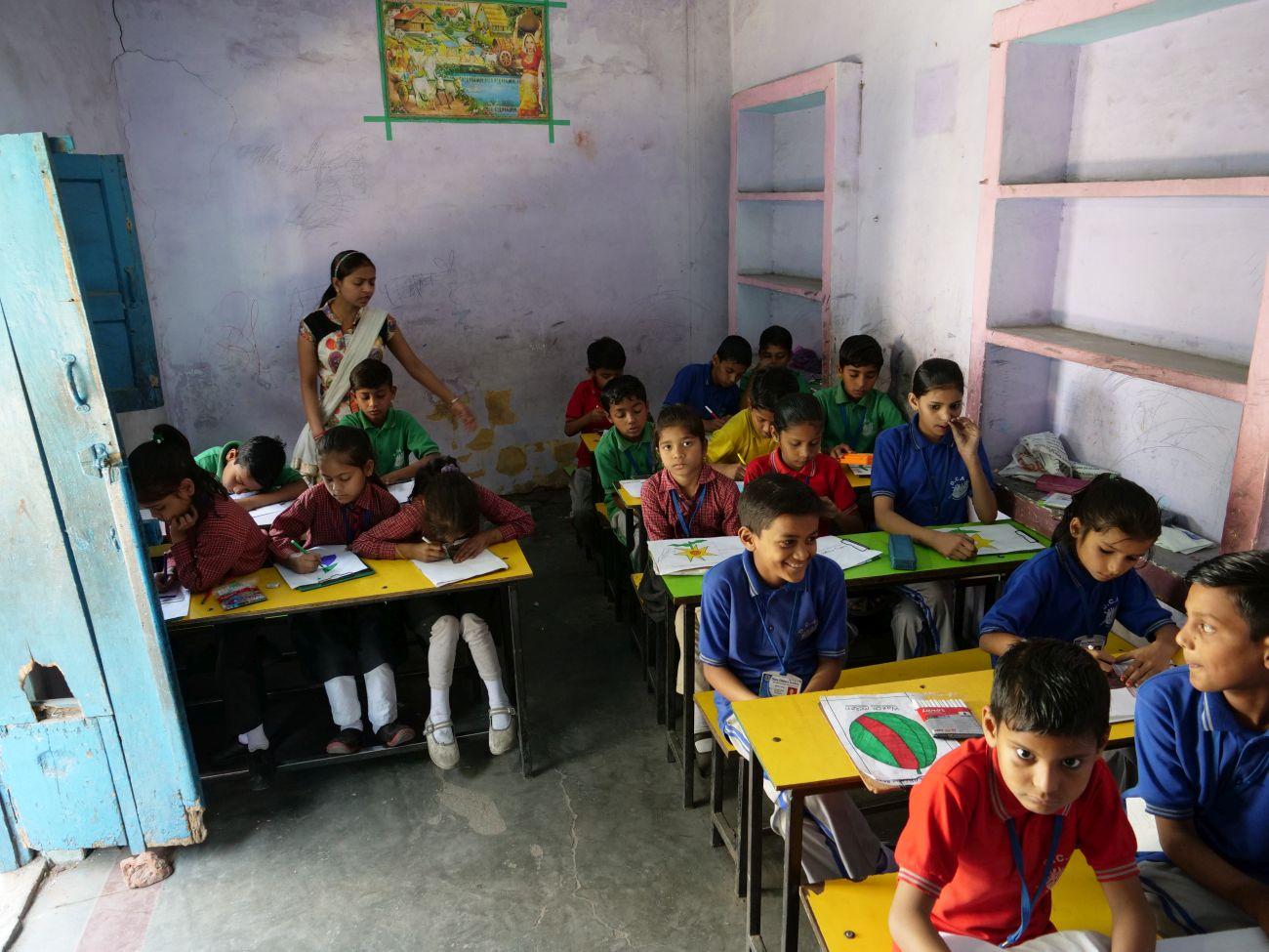 Indische Kinder lernern auf engstem Raum