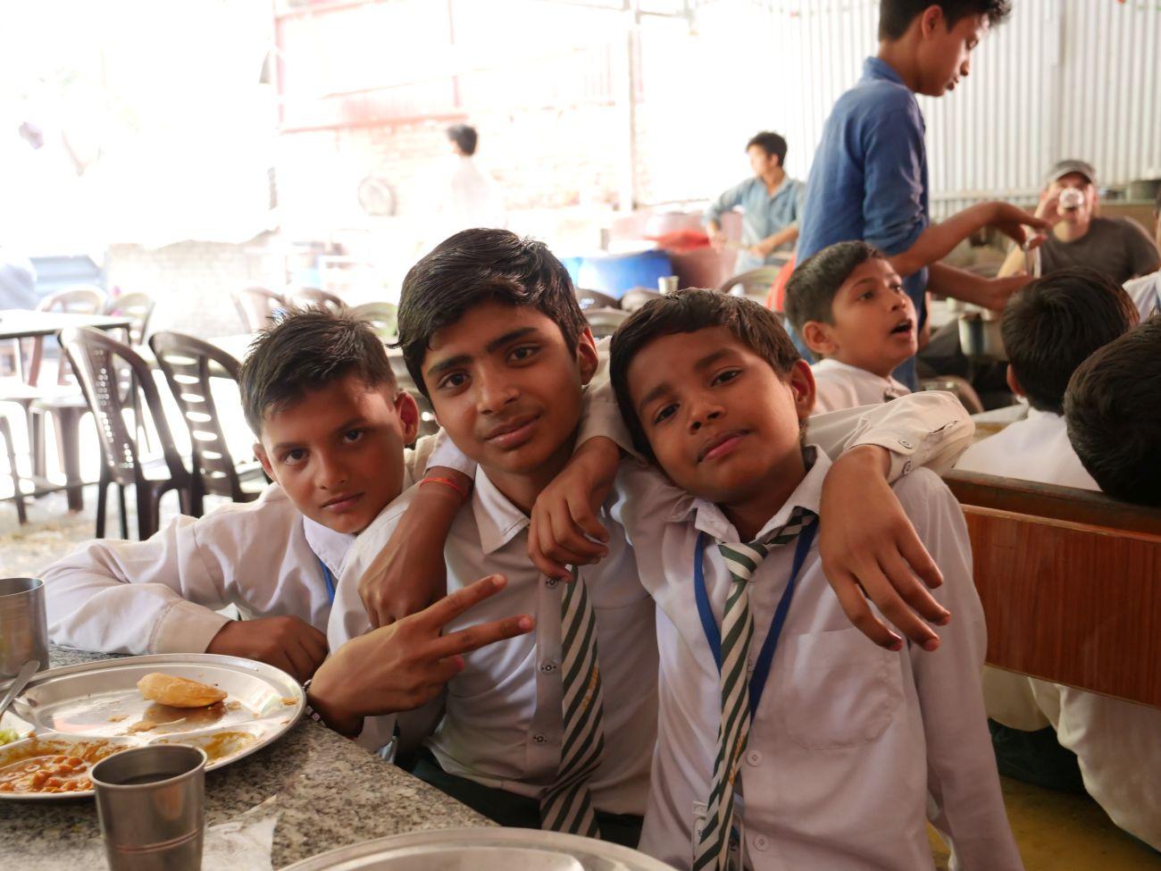Aufforstungsaktion mit indischen Schülern
