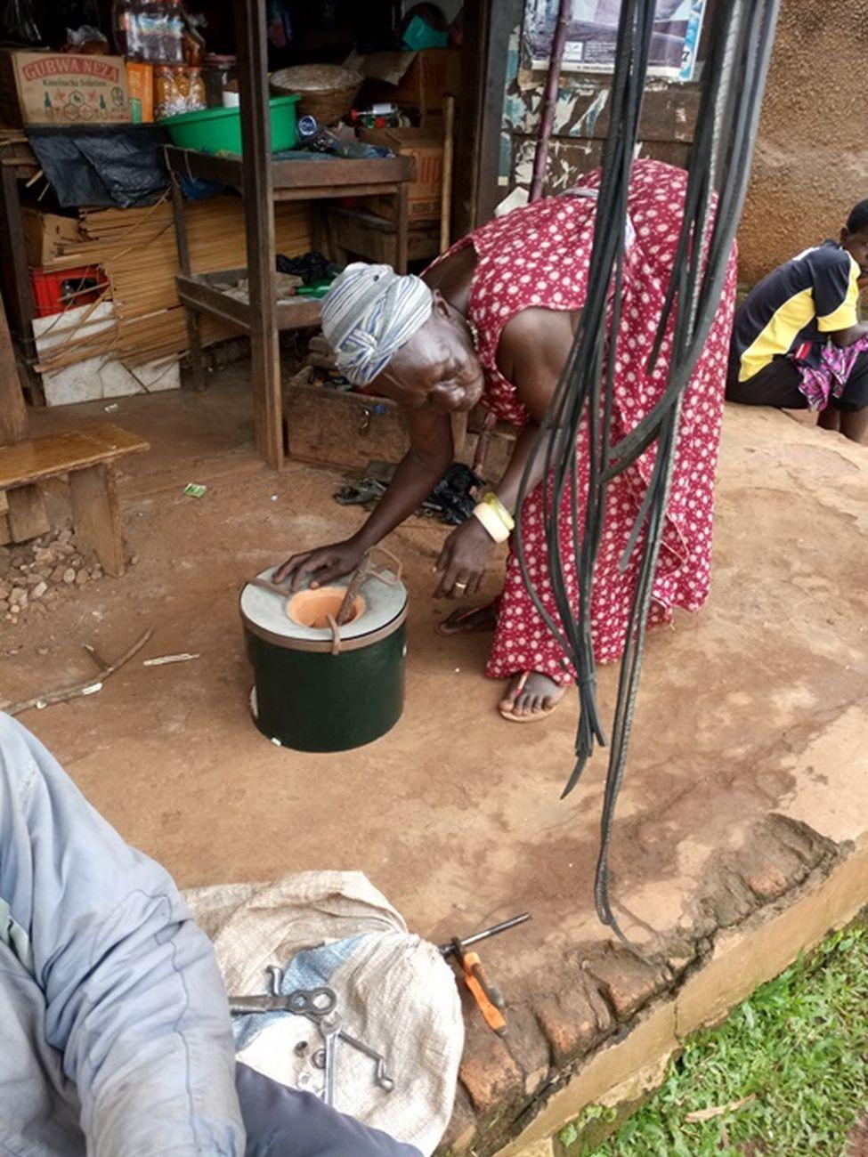 Energieeffizient kochen in Uganda