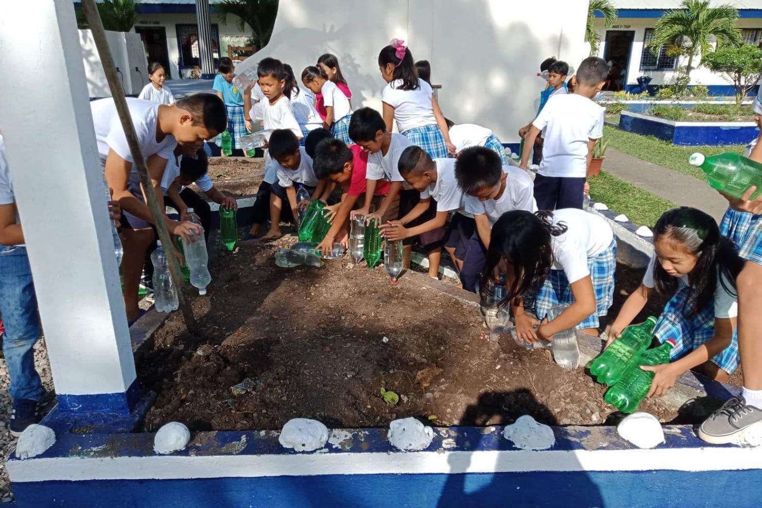 Die Schüler der San Roque Elementary School beim kreativen Umweltbildungsunterricht.