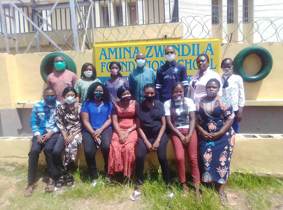 Die Lehrer der Amina Zwindila Foundation School.