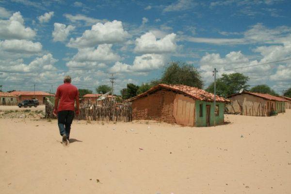 Luiz Sikorra auf dem Weg in ein Dorf