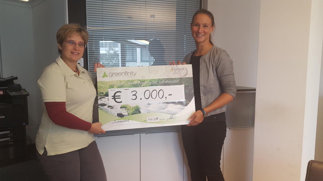 Greenfinity Foundation handing over check for Nature Park Purkersdorf