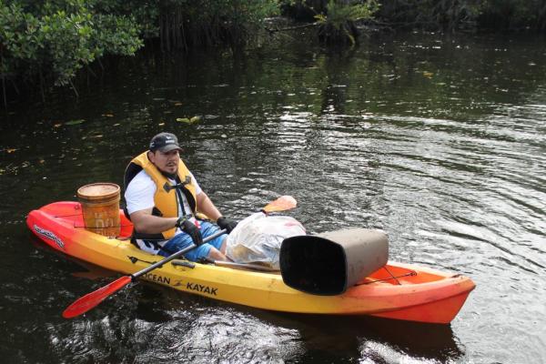 Großer Einsatz für ein sauberes Flussufer in Florida