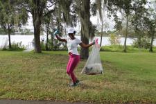 Großer Einsatz für ein sauberes Flussufer in Florida Delevoe Park in Fort Lauderdale