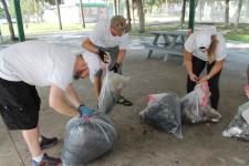 Großer Einsatz für ein sauberes Flussufer in Florida Delevoe Park in Fort Lauderdale